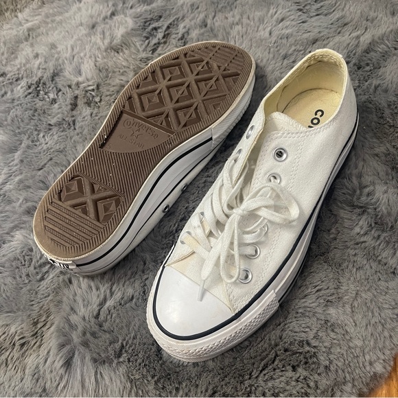 Converse Women’s 7 Low Top Platform White - Picture 2 of 3